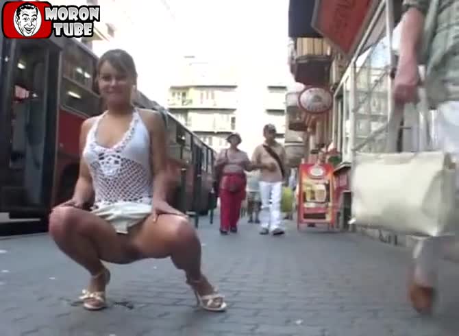 Video :When a sexy girl flashes her pussy in public, a number of onlookers are shocked